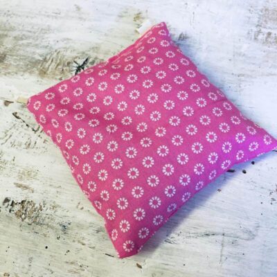 Cuscinetto noccioli di ciliegio Margherite rosa